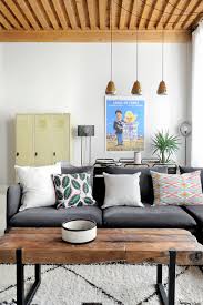 Brown couch in a loft stock. Graues Sofa Dekorieren 7 Coole Styling Ideen