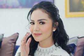 Potret jadul krisdayanti dan 6 penyanyi wanita saat jadi sampul majalah. Pantas Pesonanya Bikin Raul Lemos Klepek Klepek Foto Jadul Krisdayanti Saat Rambut Lurus Dan Berponi Bikin Netizen Takjub Astaga Cantiknya Gak Pernah Pudar Grid Id