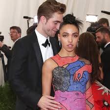 Роберт паттинсон и кристен стюарт. Fka Twigs Zapretila Robertu Pattinsonu Priglashat Na Svadbu Kristen Styuart Vokrug Tv
