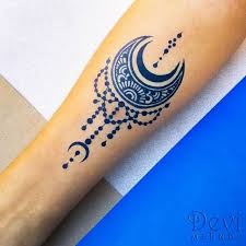 Devi Mehndi Myriam Rivas On Instagram En The Blue Color Of Jagua Is Ideal For This Crescent Moon In 2020 Henna Tattoo Designs Arm Henna Tattoo Hand Henna Designs