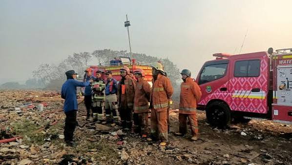Hari ke-10 Pemadaman Kebakaran TPA Jatiwaringin, Asap Masih Mengepul