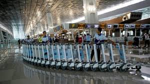Jika ditotal per bulan take home pay yang saya dapatkan sebesar 10 juta. Jasa Porter Di Bandara Soekarno Hatta Resmi Gratis Warta Kota