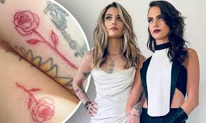 Aktuelle freund von cara delevingne. Paris Jackson And Cara Delevingne Show Matching Rose Tattoos Before Attending Oscars Party Together Daily Mail Online