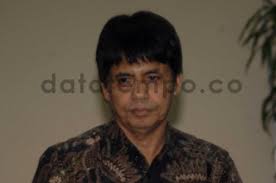 EFFENDY SIMBOLON DAN AAS ASIKIN IDAT