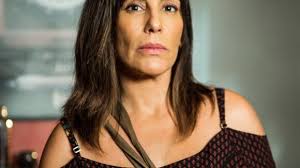 Foto: Duda (Gloria Pires) é xingada e ameaçada por moradores de Pedra  Santa: 'Assassina! Mata ela! Mata! Mata! Morte para a assassina'