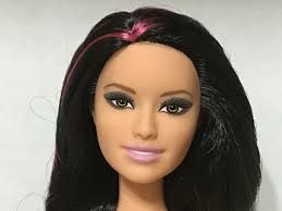 Пудель носит желтые очки в оправе в виде звезд и бантики на ушках. Pin On Research Barbie Dolls