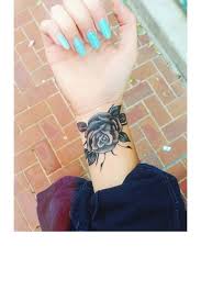 Tatouages de poignet sont très populaires de nos jours. Pinterest 25 Idees De Tatouages Pour Habiller Son Poignet Tatouage Rose Poignet Tatouage Tatouage Poignet