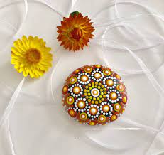handbemalter mandala stein im dot design orange gelb weiss rot c feinrosadesign insta feinrosa mandala steine mandala art und punktmalerei