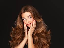 Blowout hair: Mit dieser Technik gelingt die Frisur im Handumdrehen |  STERN.de