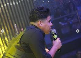 ونشر «كمال» الفيديو عبر صفحته الرسمية بموقع التواصل والصور الشهير «انستجرام» وعلق قائلًا: Ø¹Ù…Ø± ÙƒÙ…Ø§Ù„ ÙˆØ­Ù…Ùˆ Ø¨ÙŠÙƒØ§ ÙŠØ·Ø±Ø­Ø§Ù† Ø¥Ù†ØªÙŠ Ù…Ø¹Ù„Ù…Ø© Ø§Ù„Ø¥Ø«Ù†ÙŠÙ† Ø§Ù„Ù…ØµØ±ÙŠ Ø§Ù„ÙŠÙˆÙ…