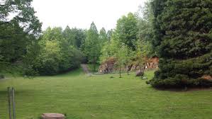 Die berühmte winkeldiskordanz zwischen karbon und kreide im bereich einer kreidezeitlichen küstenklippe. Trfihi Parks Parks Geologischer Garten Bochum