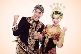 Dalam gaya berpakaian, masyarakat suku sunda mengenal beberapa jenis baju adat yang didasarkan pada fungsi, umur, atau untuk keperluan upacara adat perkawinan, para pengantin adat sunda akan mengenakan pakaian khusus yang dinamai pakaian pengantin. Cara Yakinkan Orangtua Soal Adat Dan Keuangan Saat Pernikahan Halaman All Kompas Com