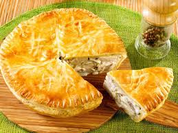Decouvrez La Recette Tourte Au Poulet Facile Sur Cuisineactuelle Fr Tourte Au Poulet Tourte Au Poulet Facile Recette Tourte