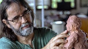 Artista itabirano, Genin Guerra lança livro que retrata a sua paixão pela  música, escultura e caricatura