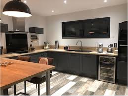 Grande Cuisine Gris Et Bois Avec Porte A Cadres Cuisine Grise Et Bois Amenagement Cuisine Cuisine Equipee Moderne