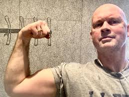 Do violinists lift weights and how does it affect grip?