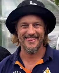 Travis Fimmel honored with bronze statue in Australia