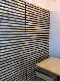 Rivestimento Boiserie Parete In Legno Etsy In 2020 Wood Slat Wall Wall Paneling Wall Cladding