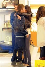 Born justin drew bieber on 1st march, 1994 in london, ontario, canada and educated at st. Selena Gomez And Justin Bieber Are Finito Is Barbara Palvin The Cause Life S A Blog