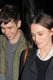 綺拉奈特莉Keira Knightley與《Klaxons悲鳴樂團》男友詹姆斯萊頓James Righton訂婚離結婚不遠矣|名人新聞-VOGUE時尚網|  Vogue Taiwan