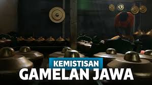 Selain itu anom dikenal sebagai seorang seniman sekaligus berbisnis gamelan yang berkecimpung di seni pedalangan. Begini Kesaksian Mistis Yang Dialami Oleh Perajin Gamelan