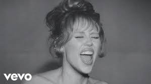 Amber Fahey's Instagram, Twitter & Facebook