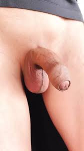 Un prépuce non coupé du pénis d’un garçon en gros plan 4K