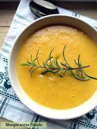 Patate, carote, bietole, zucca, finocchio, zucchine, porri, fagiolini, cavolo verza, sedano, spinaci), acqua, piselli, olio versa il passato di verdure in pentola e scalda a fuoco lento per alcuni minuti. Crema Di Patate E Carote Leggera