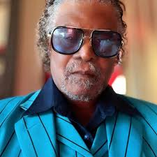 Wow girl you look absolutely gorgeous beautiful eyes pretty smile very sexy  that dress and heels very sexy legs have fun and be safe