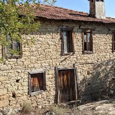 Yılda 1 2 kez geldiğim köyüme yıkılan evin yerine 120 metrekare teraslı tek katlı bir de bodrumu olan bodrumda garajı olan rutubet önleyici sıcak çok yağış alan nemli çok rutubetli yer buralar evdeki eşyaların çürümemesi için bişeler yapmak gerek. Dogal Tas Evler Beitrage Facebook