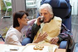 La mise en place de ce décret entraîne une formation théorique et professionnelle adaptée aux nouvelles compétences afin que les professionnels concernés puissent pratiquer ces actes en toute conscience et responsabilité. Ehpad Laissez Nous Le Temps De Soigner Nos Aines