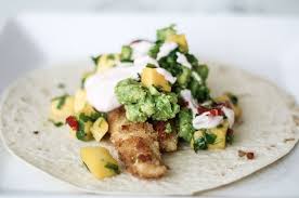 Häll olja i en kastrull med höga kanter och värm till 180 grader. Recept Fish Tacos Anja Forsnor