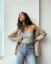 Comment bien porter le jean madame figaro : Top Asymetrique Comment Porter Le Haut Le Plus Tendance De L Ete Fashion Fashion Inspo Outfit Inspirations