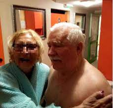 Na swoim profilu na facebooku opublikował zdjęcie z rodzinnej imprezy z tej okazji. 77 Letni Lech Walesa Pokazal Zmeczone Zyciem Gole Cialo Szokujace Obrazki Zdjecia Super Express Wiadomosci Polityka Sport