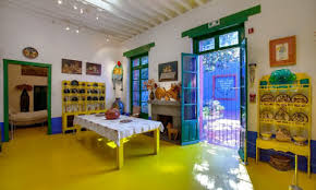 Frida developed polio at the age of six, leaving her with damage to her right leg. Auf Den Spuren Von Frida Kahlo