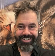 Gast, wat zing jij nou?" Mijn oudste dochter (13) roept vanaf de achterbank  naar mijn jongste (11) die voorin zit en enthousiast hard met een nummer  meezingt. We zitten met z'n drieën