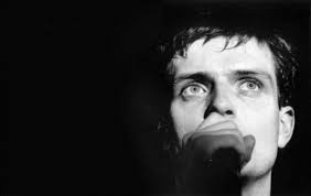 Ian Curtis Menyelisik Potret Kelam Si Bintang Muram