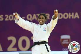 Madeleine malonga n'a pu cacher son émotion et sa tristesse devant les caméras de france télévisions au sortir de sa finale perdue contre la japonaise shori hamada, victorieuse à domicile ce. Judoinside News Madeleine Malonga Can T Stop Smiling