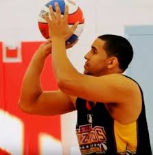 Passing dan catching yaitu gerakan dalam permainan bola basket yang mengarah untuk memberikan dan juga menerima umpan dari teman satu regunya. Sebutkan Macam Macam Gerak Dasar Permainan Bola Basket Basket Poster