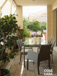 Sapere arredare un terrazzo, seguendo alcuni semplice accorgimenti, può essere un modo per sfruttare al meglio lo spazio a disposizione e creare un locale in più, dove poter organizzare aperitivi e cene con gli amici ma anche da usare quotidianamente, soprattutto nella stagione estiva e primaverile. La Terrazza Diventa Living Arredare Anche Con Le Piante Cose Di Casa