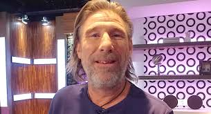 Peter MacLeod arrive chez lui... Et surprend un cambrioleur!