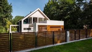 Rumah yang menggunakan pagar ini tidak hanya terlihat lebih terang dari dalam, namun juga elegan dari luar. 5 Inspirasi Pagar Rumah Minimalis Pakai Kayu Hingga Besi