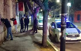 ¡Viedma en Alerta! Robo Tras Baile y Mega Operativo Policial - Imagen ilustrativa del artículo