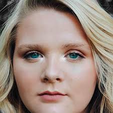 Nicole Abbey's Instagram, Twitter & Facebook