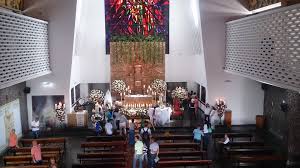 Más de 1000 personas juntas atendiendo una misa. Ndq0yla0cczvwm
