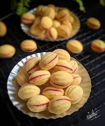 Kue kering lebaran 2020 yang satu ini memang punya bentuk lucu dan warna yang beragam. Resep Kue Kenari Kue Khas Lebaran Di Masa Lalu Resep Spesial Resep Kue Resep Makanan Ringan Manis