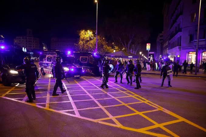 Barcelona arrests after anti-system rioters loot shops | The Straits Times