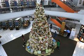 Gunakan pernak pernih dengan warna yang berbeda, tetapi masih saling mendukung. Aneka Kreasi Unik Pohon Natal