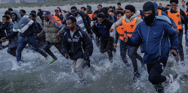 Migrant crisis: Human rights watchdog EHRC urges Labour to make it easier  for migrants to claim benefits