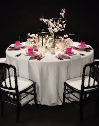 Sur Une Base Noire Et Blanche A La Fois Classique Et Elegante Apportez Une Jolie Touche De Couleur Assiette De Presentation Assiettes Roses Vaisselle Vintage